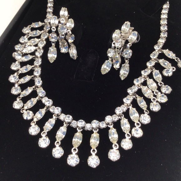 Vintage rhinestone chandelier necklace and earrings. Case included. - Picture 2 of 2